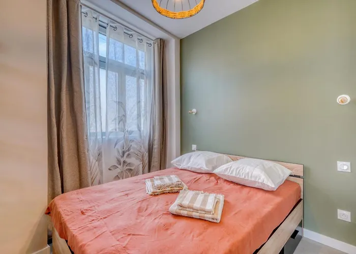 Bright In The Heart Of * بوردو