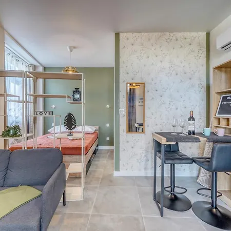 Bright In The Heart Of * Bordeaux