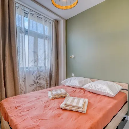 Bright In The Heart Of * Bordeaux