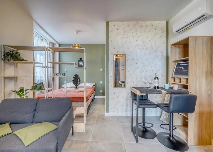 Bright In The Heart Of * Bordeaux